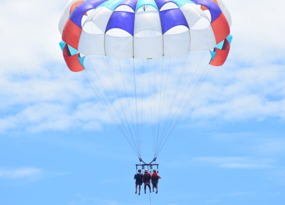 aguas azules parasailing