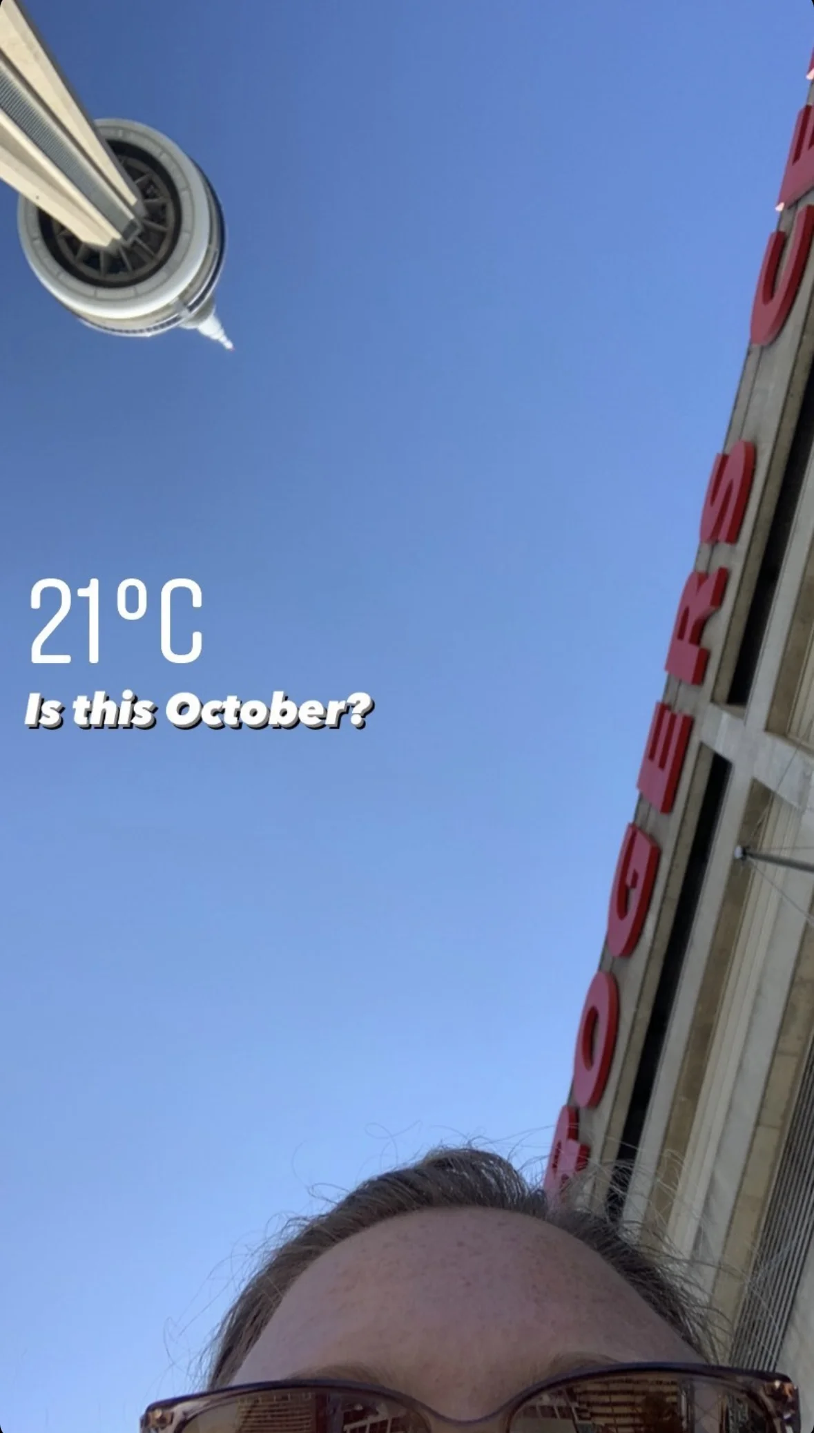Selfie with CN Tower and Rogers Centre in October with 21 degrees Celcius. Toronto in fall weather