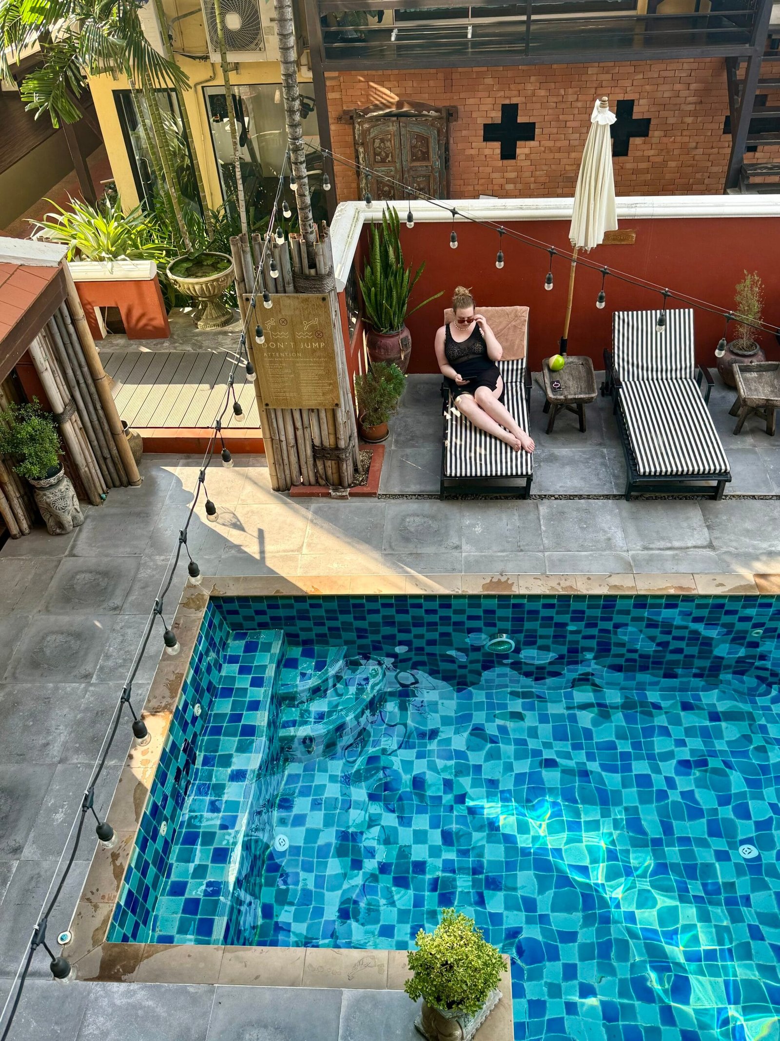 reading at the pool at Thee Kashatharn