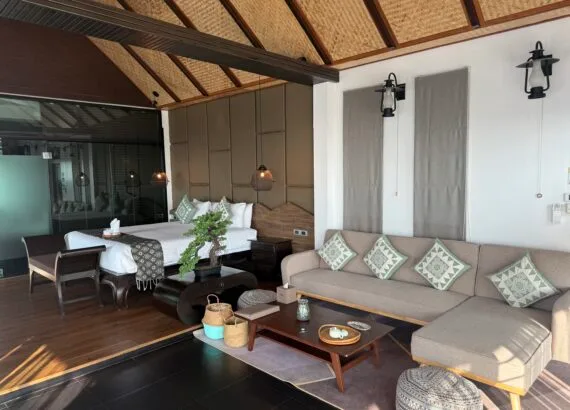 Thee Kashatharn Grand Oriental Suite bed and couch