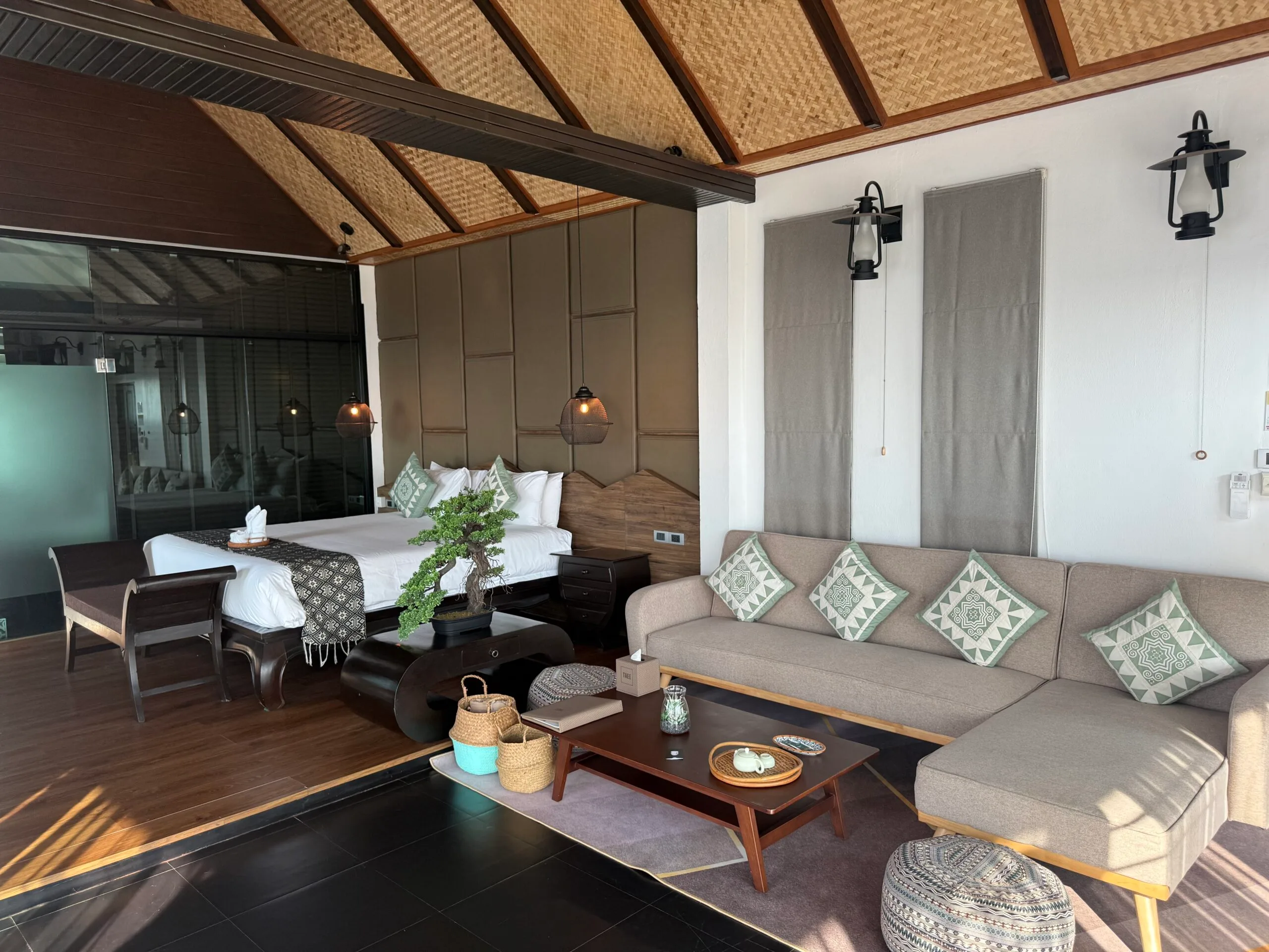 Thee Kashatharn Grand Oriental Suite bed and couch