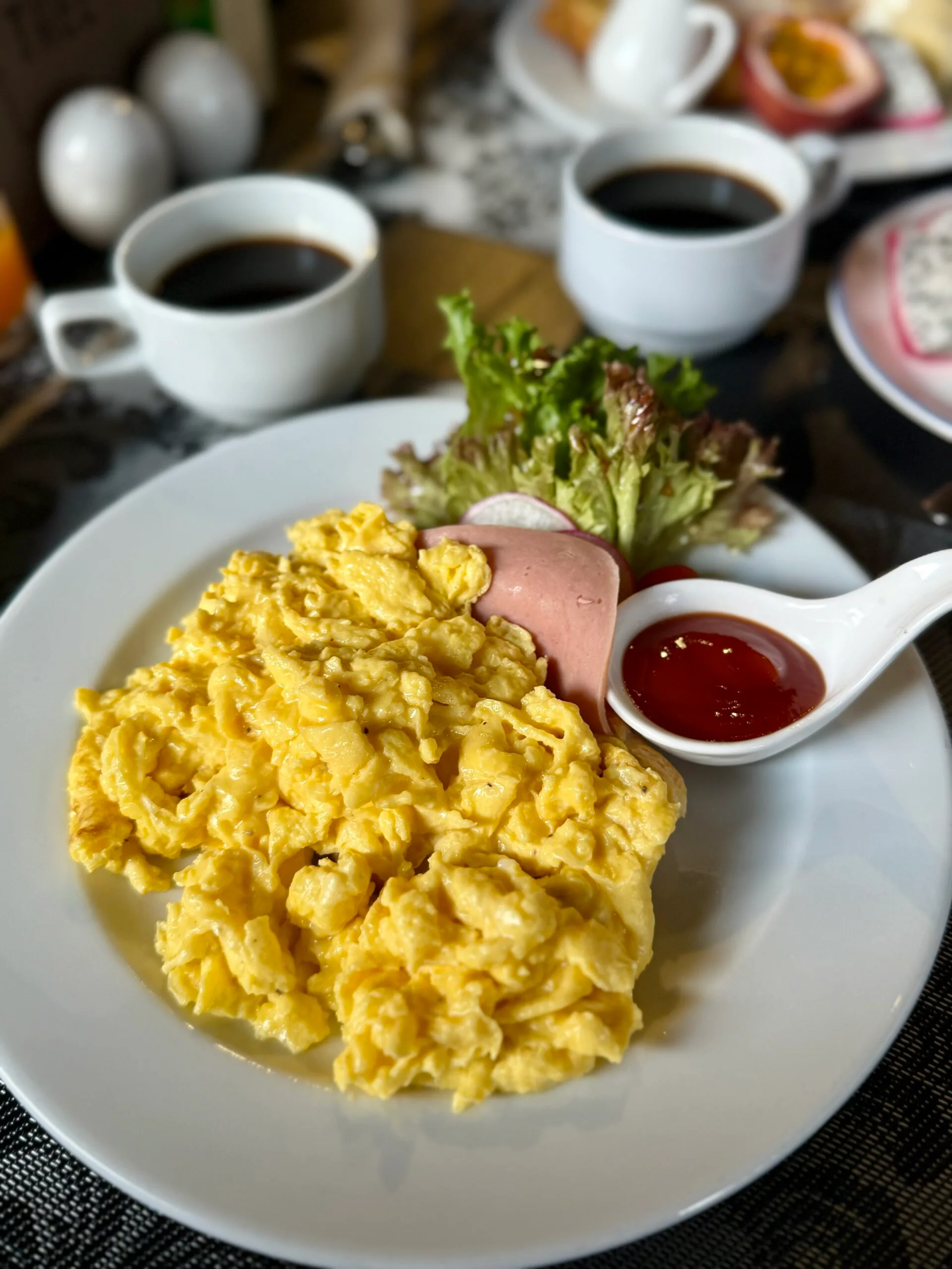 Scrambled eggs at Thee Kashatharn